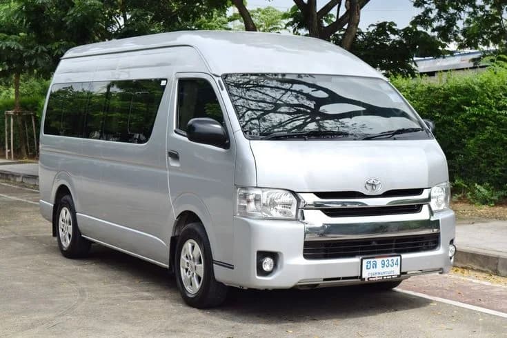 Toyota Hiace Commuter — photo 2